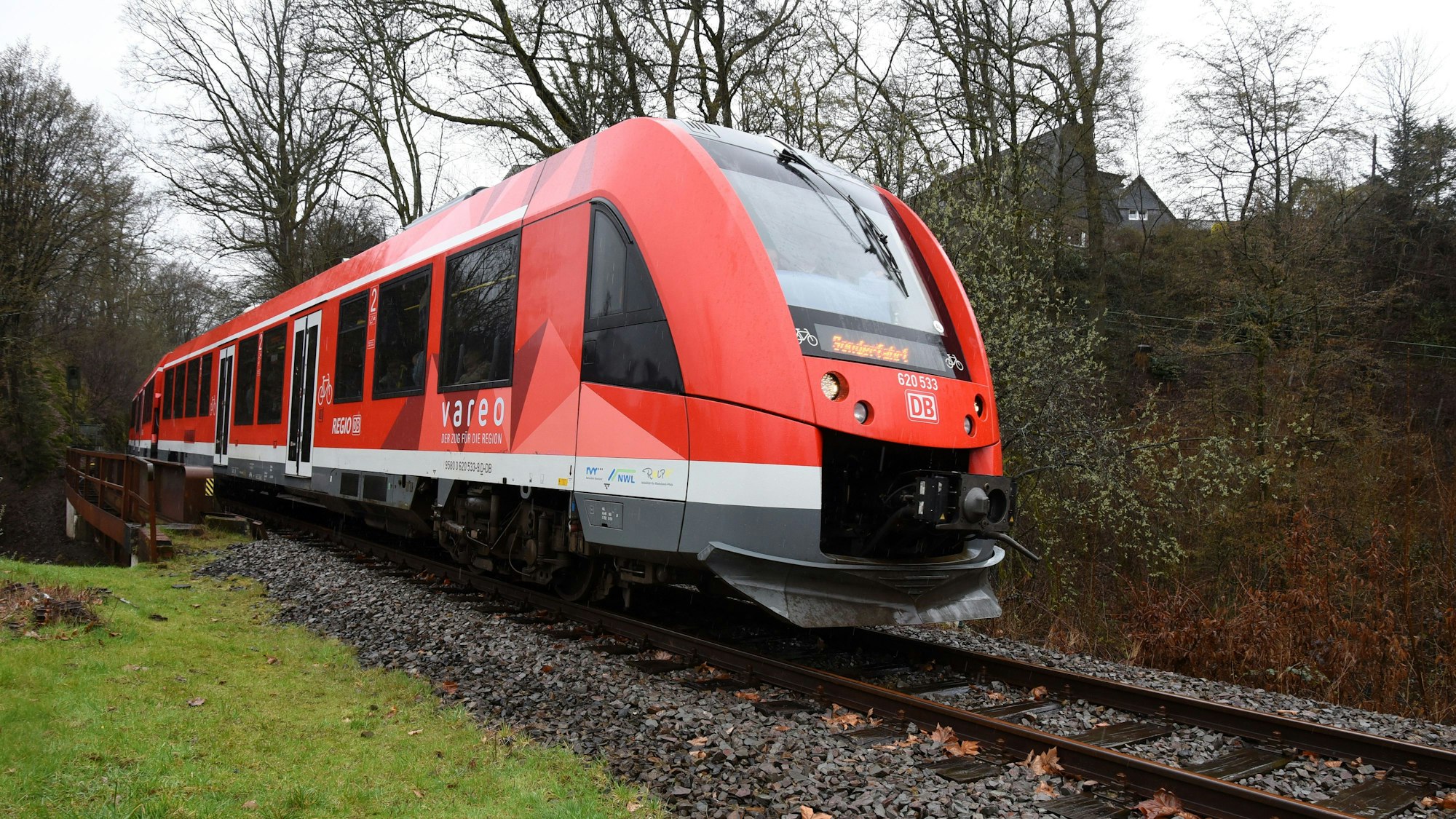 Ein moderner Vareo-Regionalzug überquert eine Brücke.