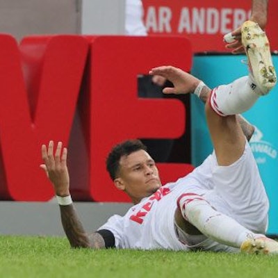 Davie Selke liegt am Boden und beschwert sich.