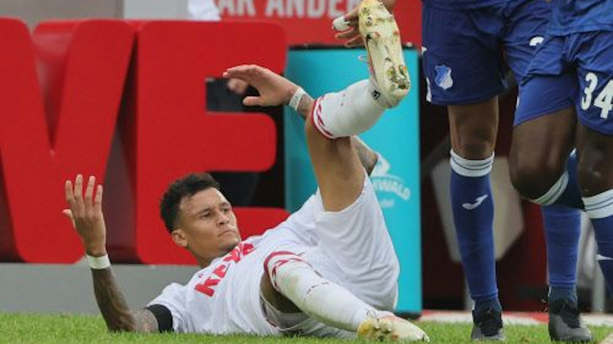 Davie Selke liegt am Boden und beschwert sich.