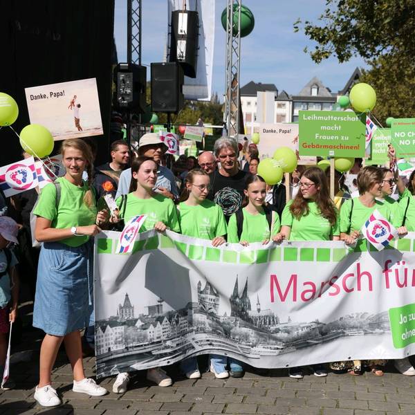 Demo-Teilnehmer und Gegendemonstranten beim „Marsch für das Leben“ in Köln.