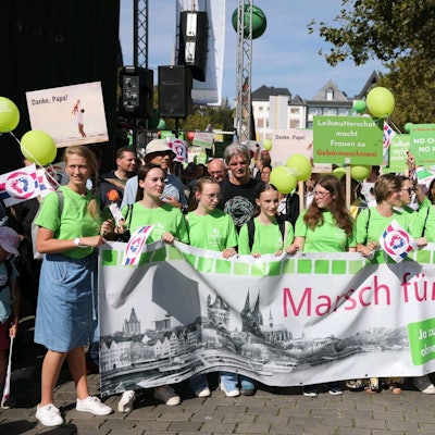 Demo-Teilnehmer und Gegendemonstranten beim „Marsch für das Leben“ in Köln.