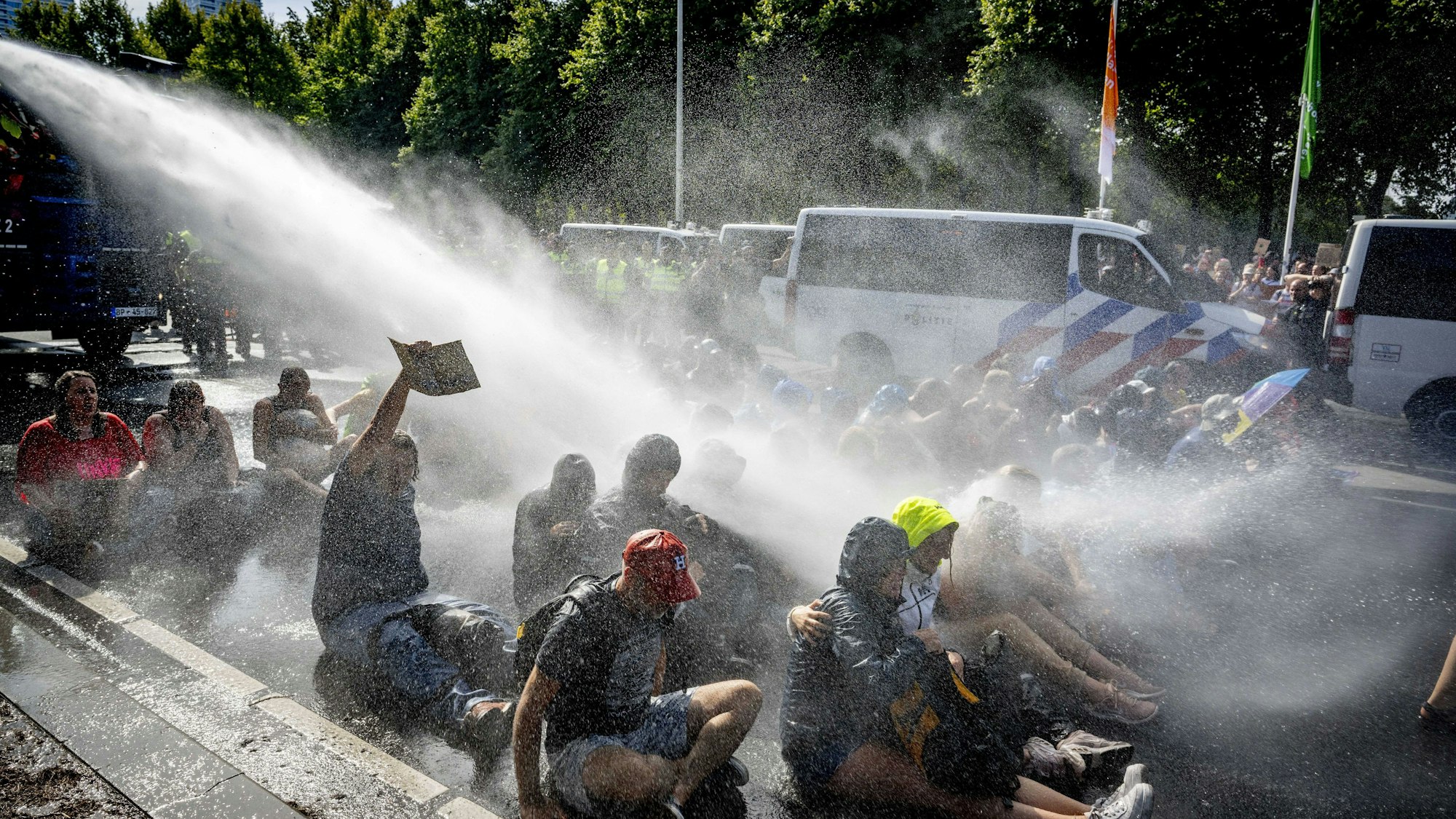 Den Haag: Die Polizei setzt Wasserwerfer gegen Klimaaktivisten ein, die auf der Fahrbahn der A12 demonstrieren. Es ist der achte Tag in Folge, an dem die Demonstranten dort den Verkehr blockieren.