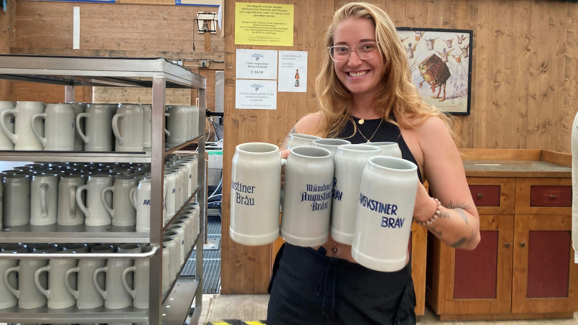 Das Schleppen der Maßkrüge ist Schwerstarbeit.