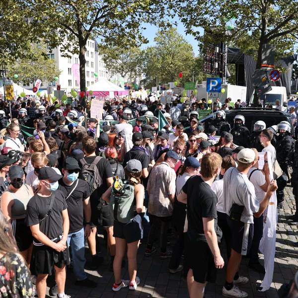 Hunderte Menschen demonstrieren auf dem Heumarkt.
