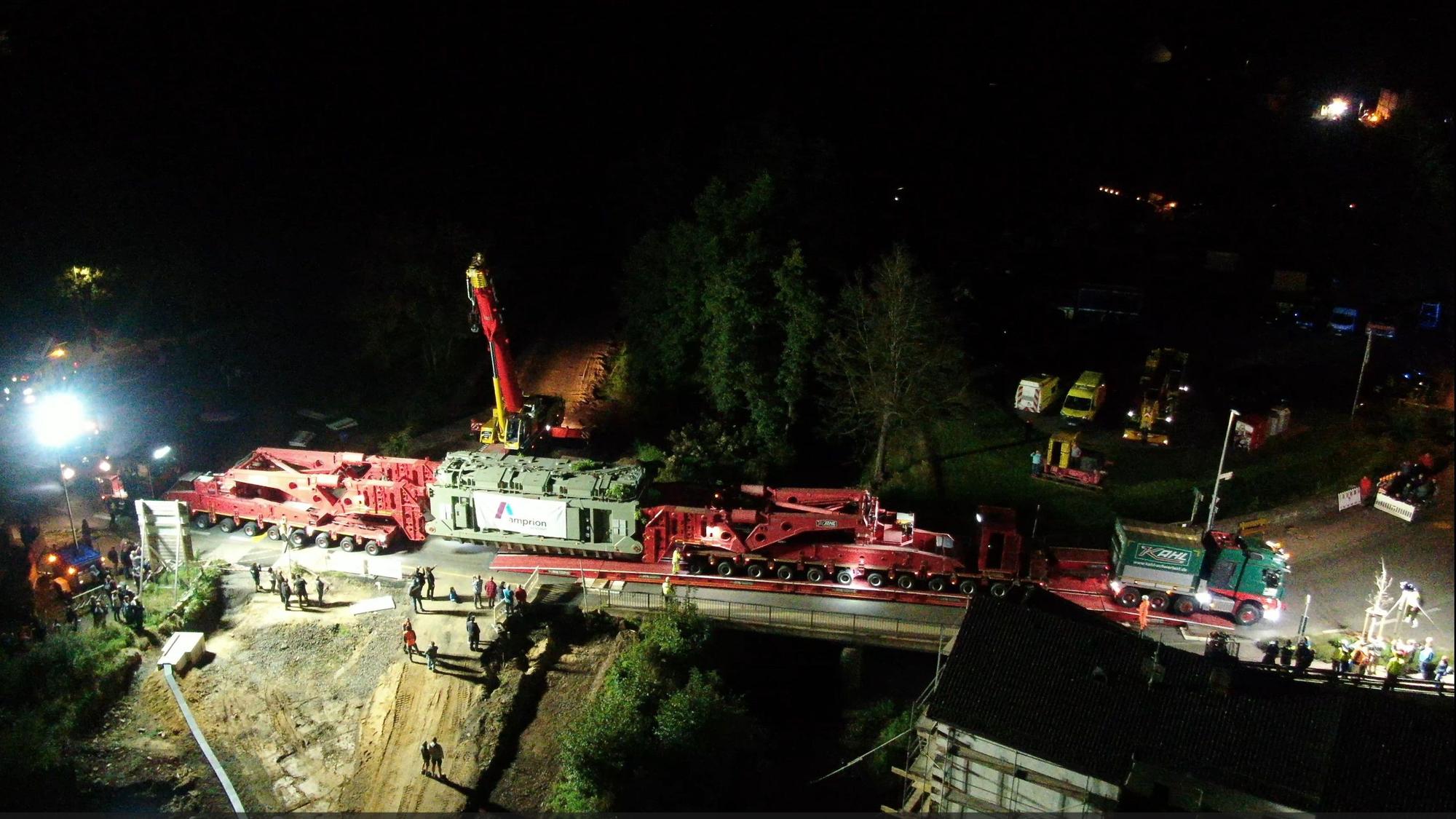 Luftbild des Schwertransports bei der Überfahrt der Urftbrücke in Sötenich.
