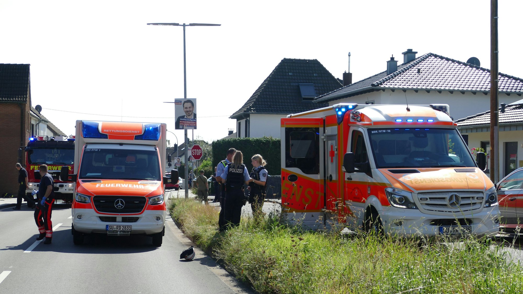Feuerwehr und Rettungsdienst waren im Großeinsatz. Im Hintergrund ist das Dachfenster zu sehen, aus dem die junge Frau aufs Dach flüchtete.