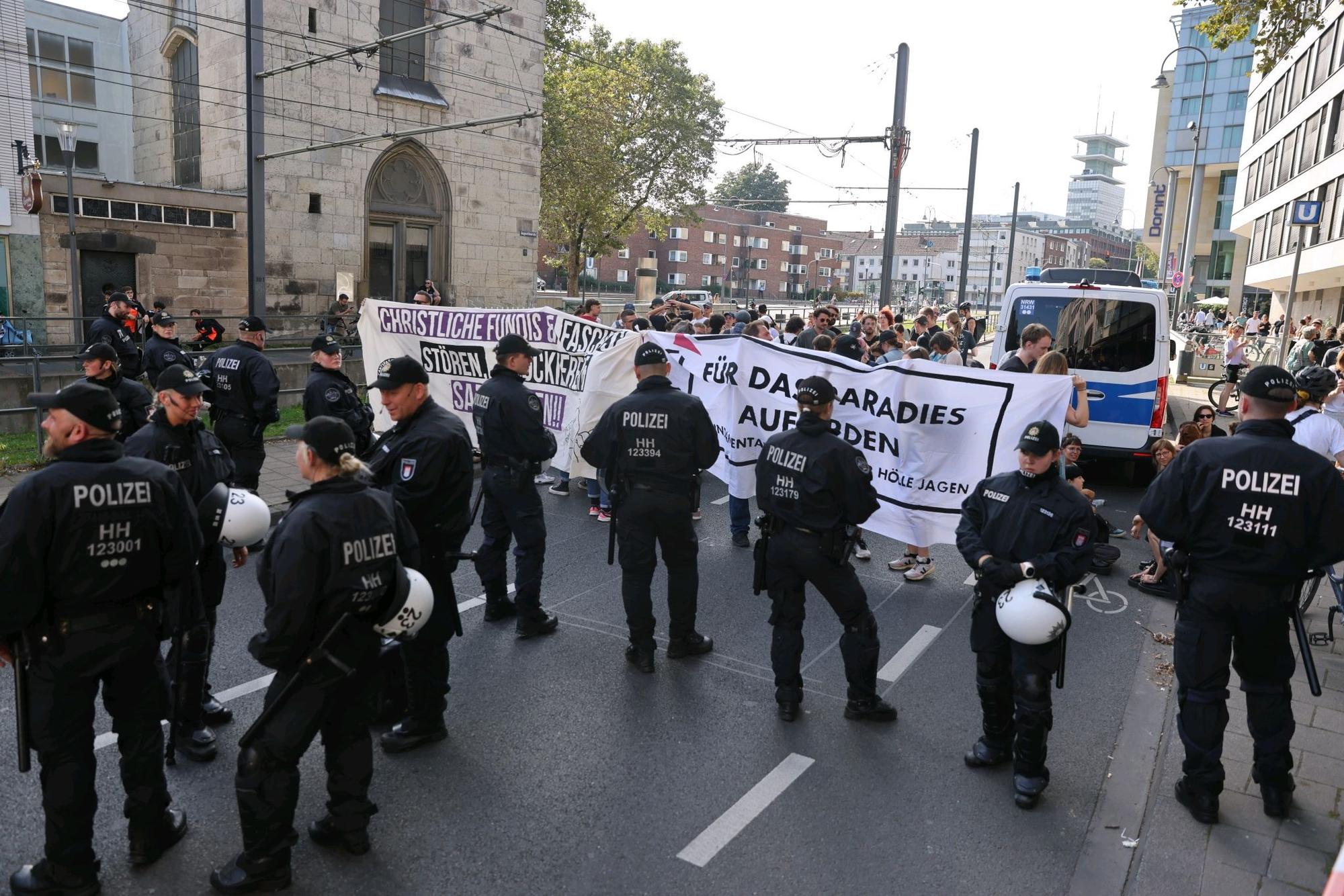 Gegendemonstranten blockieren die Pipinstraße.