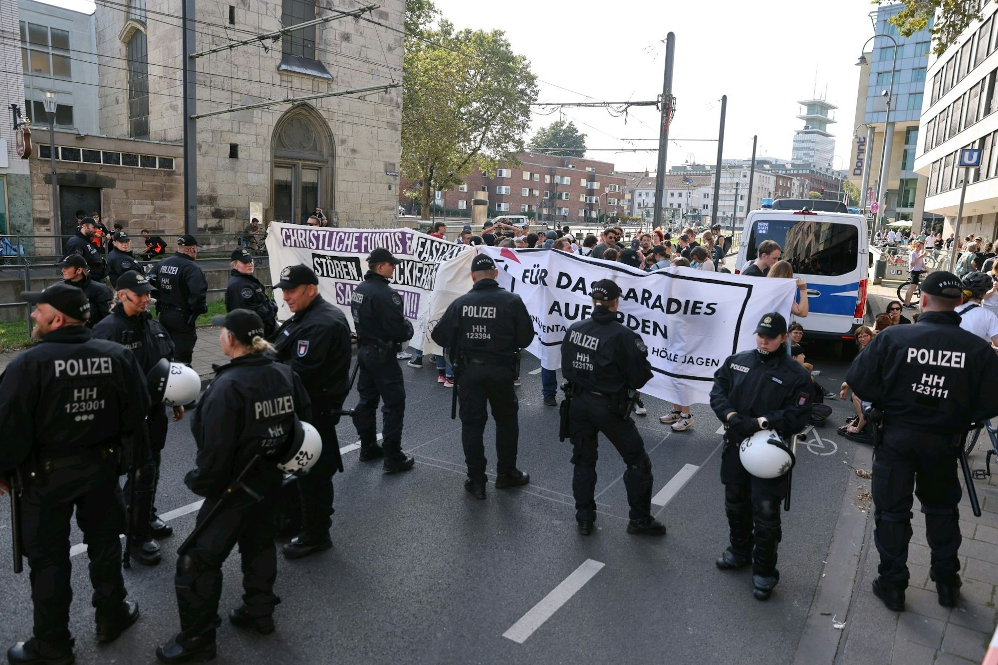 Gegendemonstranten blockieren die Pipinstraße.