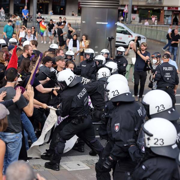 Polizeibeamte bei einer Auseinandersetzung mit Protestierern.