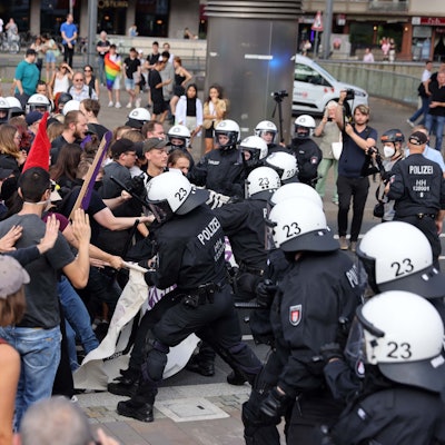 Polizeibeamte bei einer Auseinandersetzung mit Protestierern.