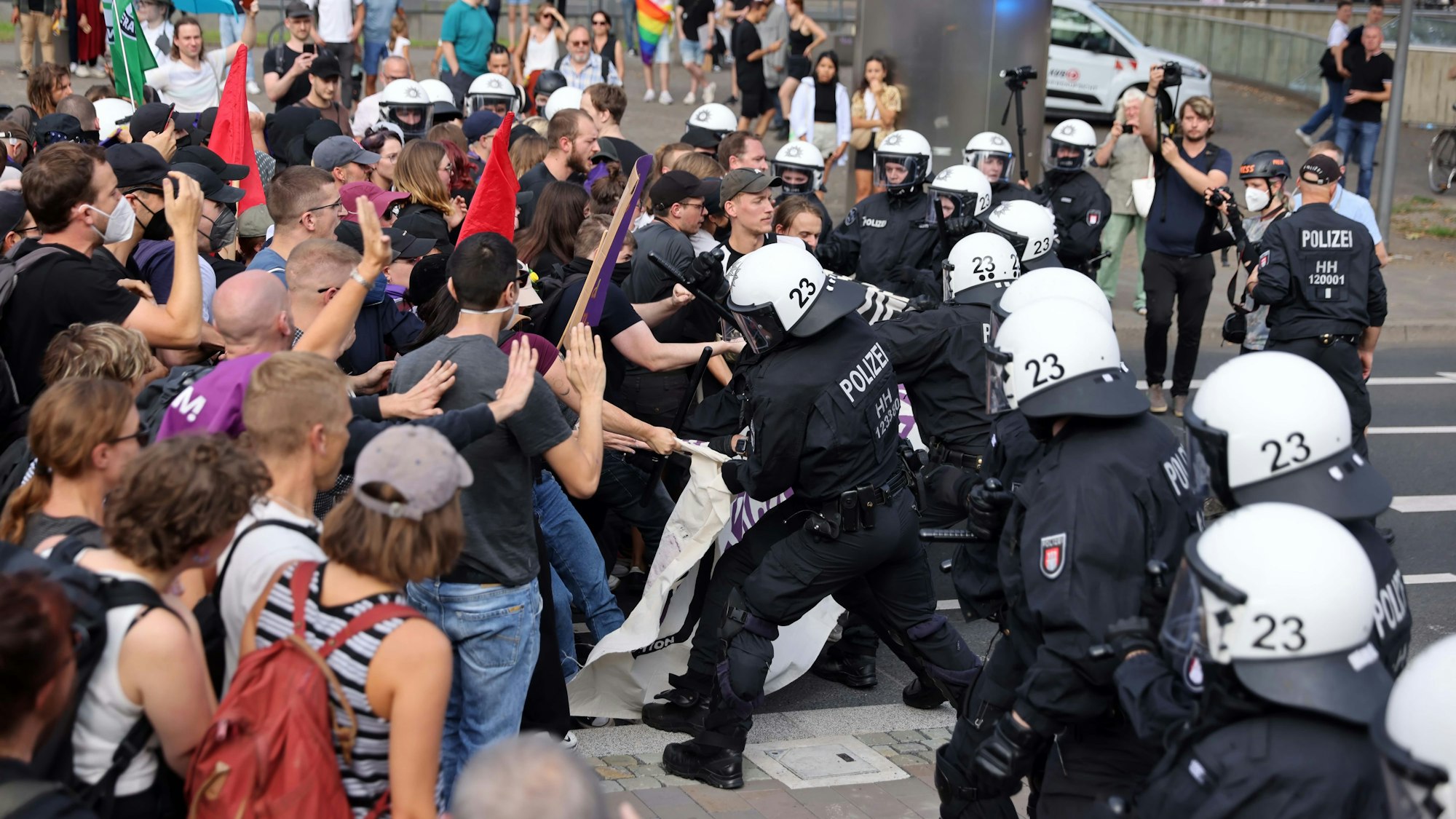 Polizeibeamte bei einer Auseinandersetzung mit Protestierern.