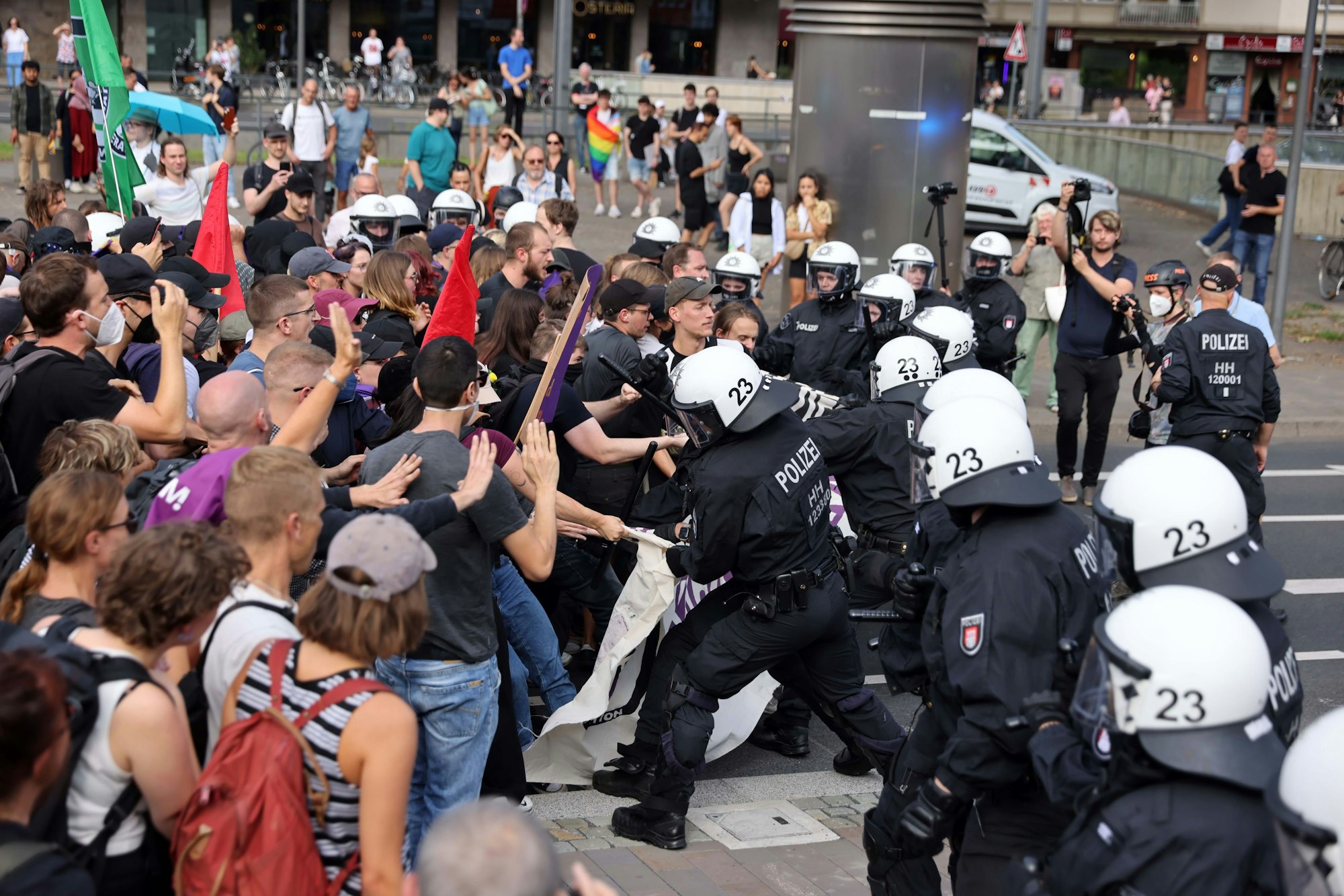 Es kommt zu Rangeleien zwischen Polizeikräften und Gegendemonstranten.