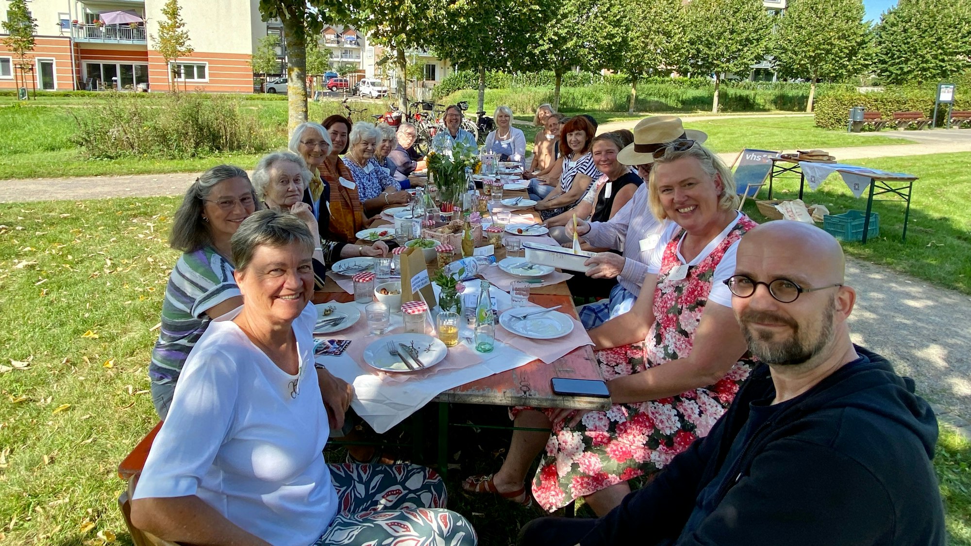 Das Bild zeigt die Gruppe am langen Tisch im Liblarer Stadtgarten.