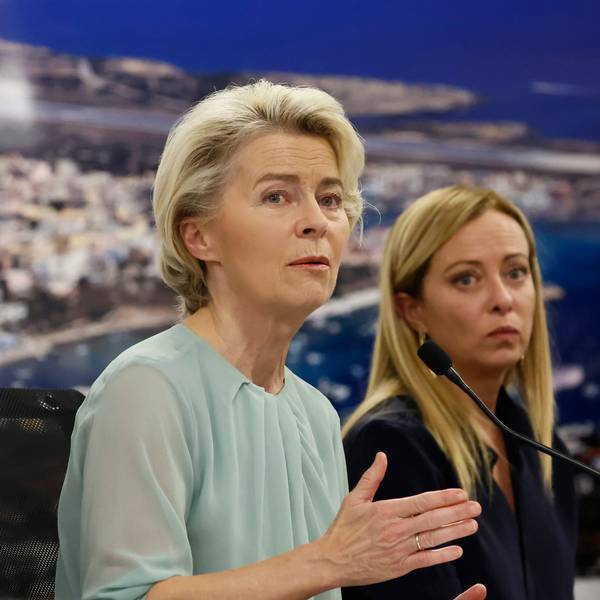 Ursula von der Leyen (l), Präsidentin der Europäischen Kommission, und Giorgia Meloni, Ministerpräsidentin von Italien, sprechen während einer gemeinsamen Pressekonferenz zu Journalisten.