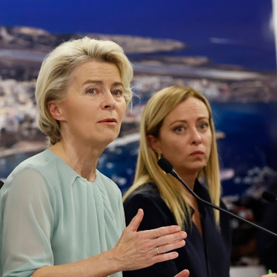 17.09.2023, Italien, Lampedusa: Ursula von der Leyen (l), Präsidentin der Europäischen Kommission, und Giorgia Meloni, Ministerpräsidentin von Italien, sprechen während einer gemeinsamen Pressekonferenz zu Journalisten.
Ursula von der Leyen (links) ist nach Lampedusa gereist, um sich anzuschauen, wie Hilfe suchende Menschen auf der Insel leben. (zu dpa: «Tausende Menschen suchen Hilfe auf kleiner Insel») Foto: Cecilia Fabiano/LaPresse/AP/dpa - Honorarfrei nur für Bezieher des Dienstes dpa-Nachrichten für Kinder +++ dpa-Nachrichten für Kinder +++