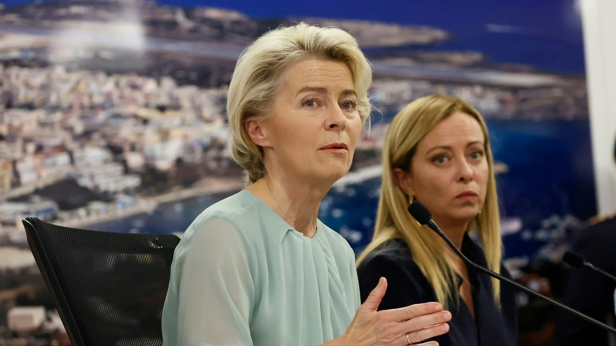 Ursula von der Leyen (l), Präsidentin der Europäischen Kommission, und Giorgia Meloni, Ministerpräsidentin von Italien, sprechen während einer gemeinsamen Pressekonferenz zu Journalisten.