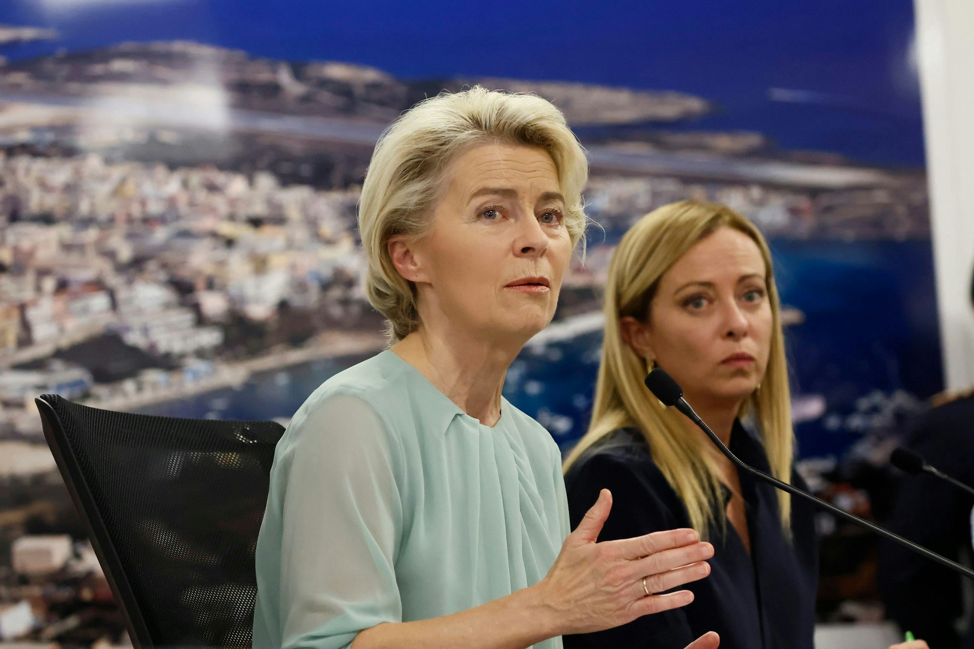 17.09.2023, Italien, Lampedusa: Ursula von der Leyen (l), Präsidentin der Europäischen Kommission, und Giorgia Meloni, Ministerpräsidentin von Italien, sprechen während einer gemeinsamen Pressekonferenz zu Journalisten.
Ursula von der Leyen (links) ist nach Lampedusa gereist, um sich anzuschauen, wie Hilfe suchende Menschen auf der Insel leben. (zu dpa: «Tausende Menschen suchen Hilfe auf kleiner Insel») Foto: Cecilia Fabiano/LaPresse/AP/dpa - Honorarfrei nur für Bezieher des Dienstes dpa-Nachrichten für Kinder +++ dpa-Nachrichten für Kinder +++