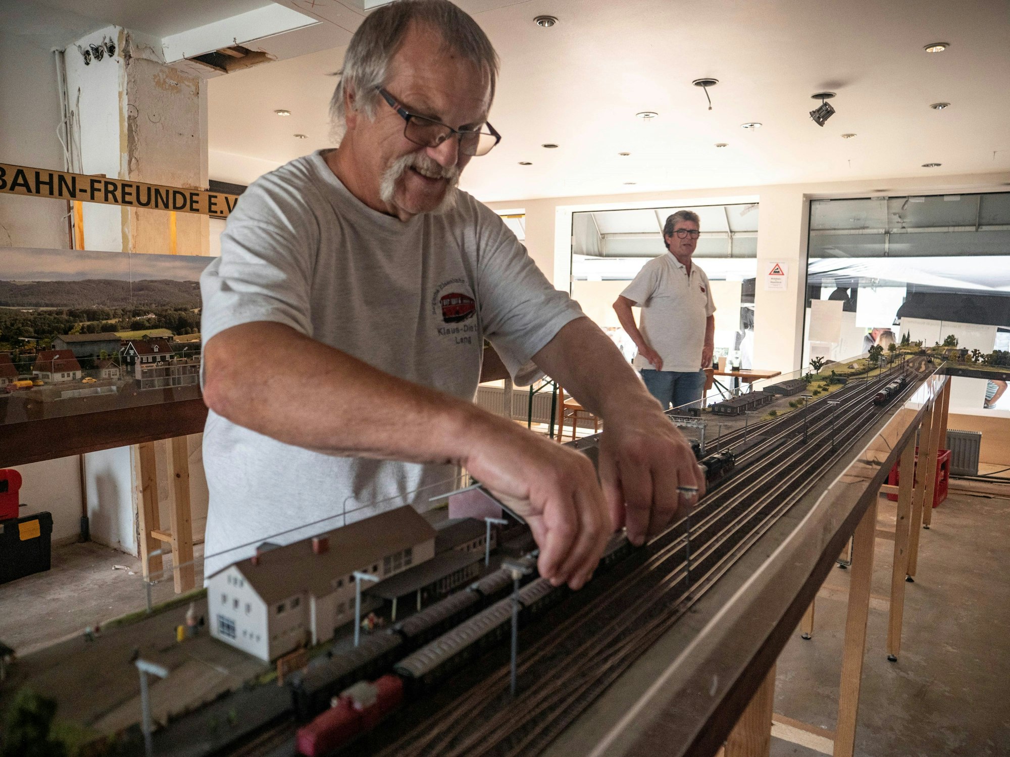 Klaus Dieter Lang am Modell des Wipperfürther Bahnhofs ,it Modellbahnen der Spurbreite N.