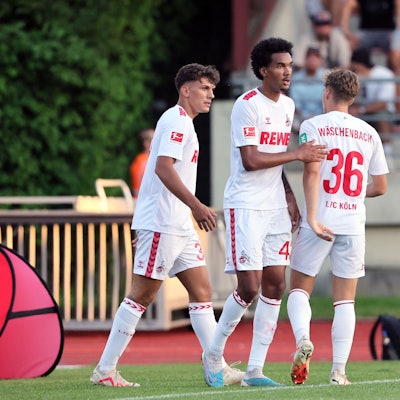 Testspiel, Bergisch Gladbach vs.1.FC Köln, 06.09.2023, von links: Julian Pauli, Damion Downs, Meiko Wäschenbach (1. FC Köln), Bild: Herbert Bucco