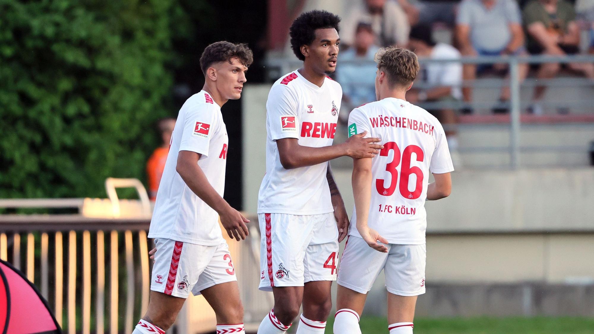 Testspiel, Bergisch Gladbach vs.1.FC Köln, 06.09.2023, von links: Julian Pauli, Damion Downs, Meiko Wäschenbach (1. FC Köln), Bild: Herbert Bucco
