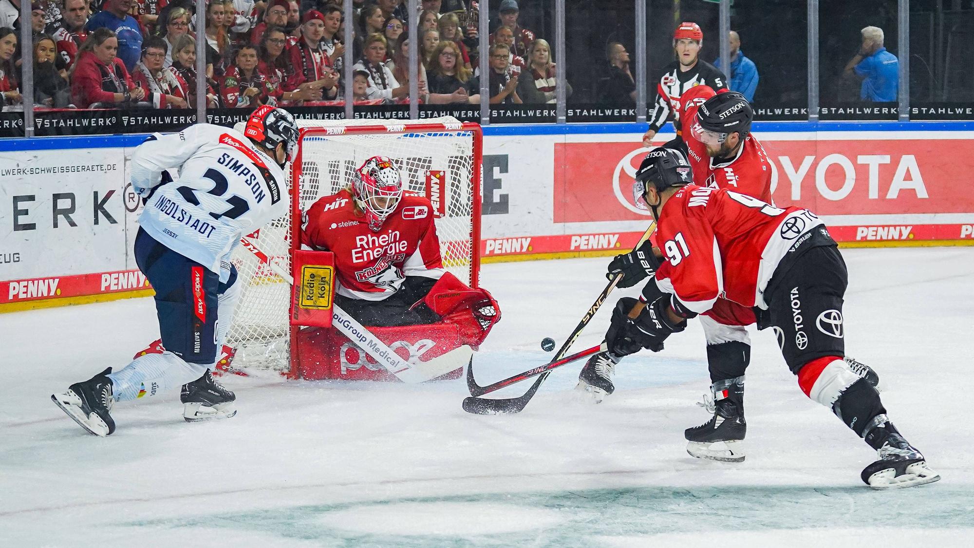 Viel Arbeit gab es für Haie-Torwart Mirko Pantkowski gegen Ingolstadt.
