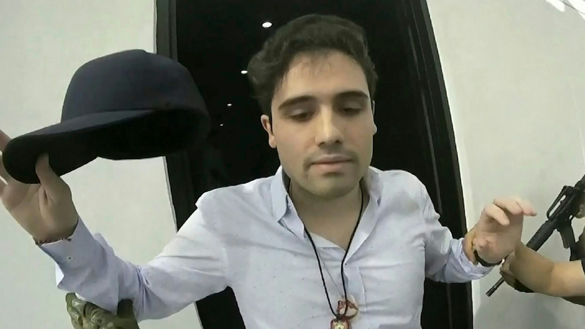 ARCHIV - 30.10.2019, Mexiko, Culiacan: Standbild zur Inhaftierung von Ovidio Guzman, Sohn des früheren Drogenbosses «El Chapo». Der Sohn des in den Vereinigten Staaten inhaftierten mexikanischen Drogenbosses «El Chapo» Guzmán ist an die USA ausgeliefert worden. Die Überstellung des 33-jährigen Ovidio Guzmán sei das Ergebnis der Zusammenarbeit zwischen Mexiko und den USA im Kampf gegen die Drogenkartelle, teilte der US-Justizminister Garland mit. Foto: -/CEPROPIE/dpa - ACHTUNG: Nur zur redaktionellen Verwendung und nur mit vollständiger Nennung des vorstehenden Credits +++ dpa-Bildfunk +++