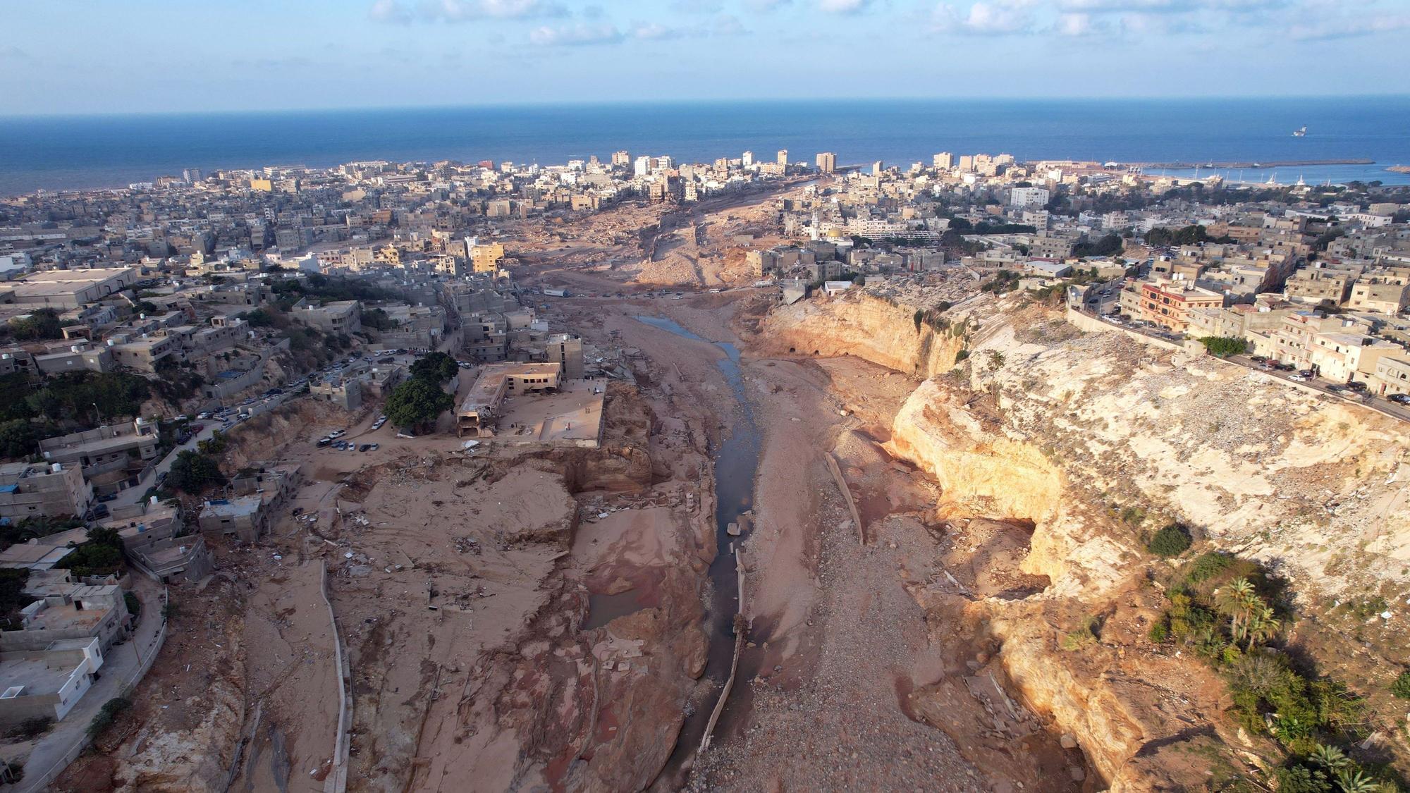 16.09.2023, Libyen, Darna: Diese Luftaufnahme zeigt ein von den Überschwemmungen betroffenes Gebiet in Derna, Libyen. Nach Angaben des UN-Nothilfebüros (OCHA) kamen allein in der stark zerstörten Hafenstadt Darna rund 11 300 Menschen ums Leben. Unterdessen wächst die Sorge vor möglichen gesundheitlichen Auswirkungen für die Bevölkerung der Stadt. Foto: Hamza Turkia/XinHua/dpa +++ dpa-Bildfunk +++