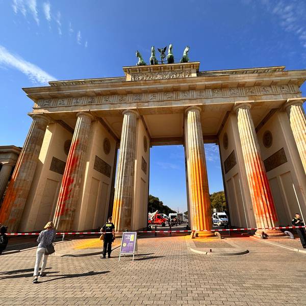 17.09.2023, Berln, Berlin: Mitglieder der Klimaschutzgruppe Letzte Generation haben das Brandenburger Tor in Berlin mit oranger Farbe angesprüht. Alle sechs Säulen seien betroffen, sagte ein Polizeisprecher am Sonntagvormittag. Einsatzkräfte seien vor Ort, es habe Festnahmen gegeben. Die Letzte Generation teilte mit, es seien präparierte Feuerlöscher für die Aktion genutzt worden. Foto: Paul Zinken/dpa +++ dpa-Bildfunk +++