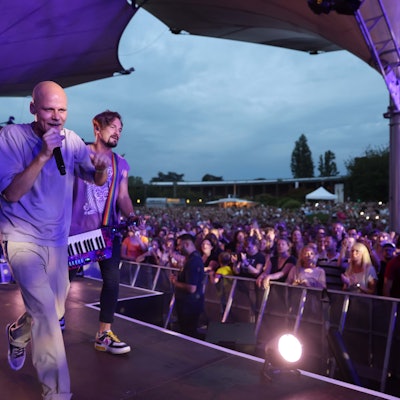 Cat Ballou kehrt zum Startschuss der Saison mit einem buchstäblichen Feuerwerk auf die Tanzbrunnen-Bühne.