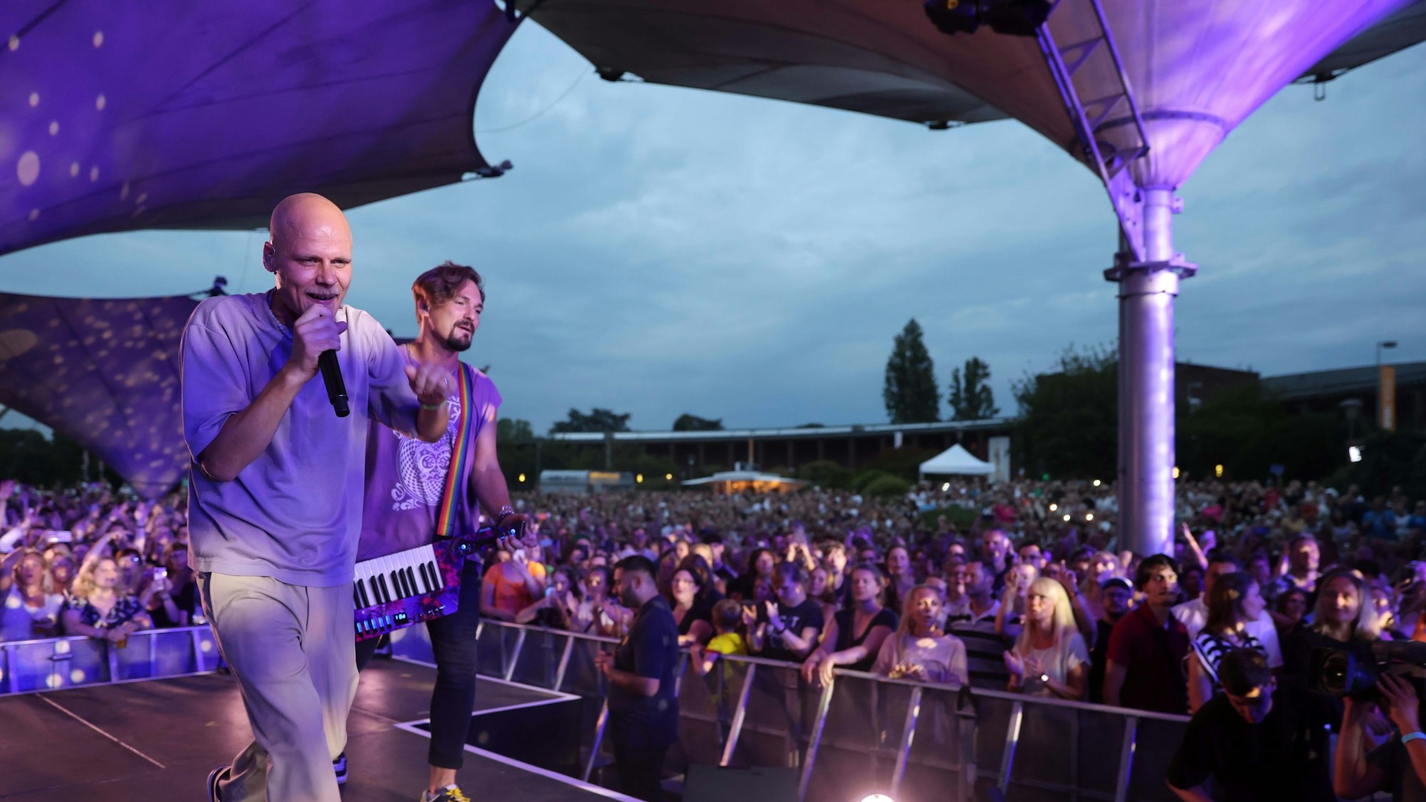 Cat Ballou kehrt zum Startschuss der Saison mit einem buchstäblichen Feuerwerk auf die Tanzbrunnen-Bühne.