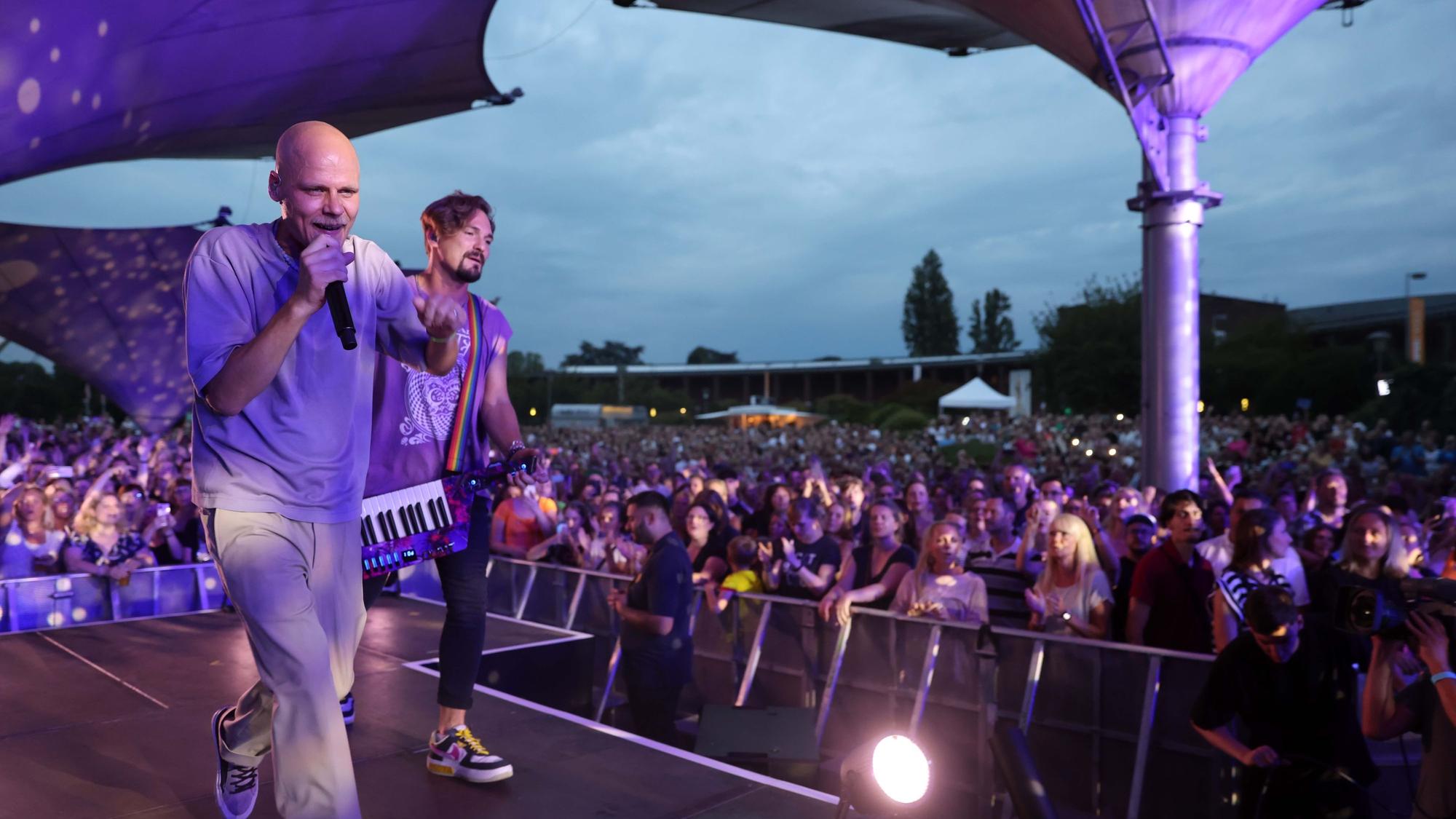 Volles Haus: Im Tanzbrunnen feierten 10.000 Fans die Lieder der fünf Musiker von Cat Ballou um Sänger Oliver Niesen.