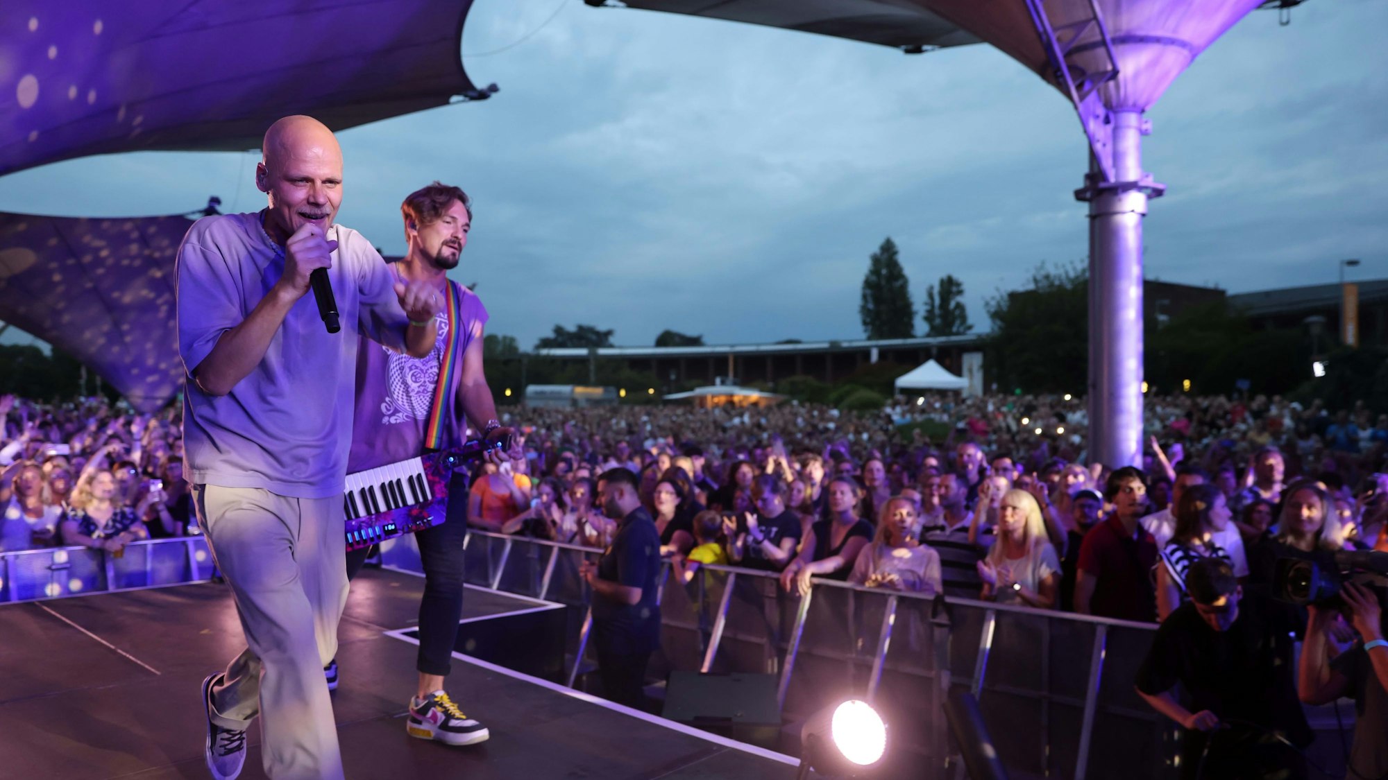Volles Haus: Im Tanzbrunnen feierten 10.000 Fans die Lieder der fünf Musiker von Cat Ballou um Sänger Oliver Niesen.