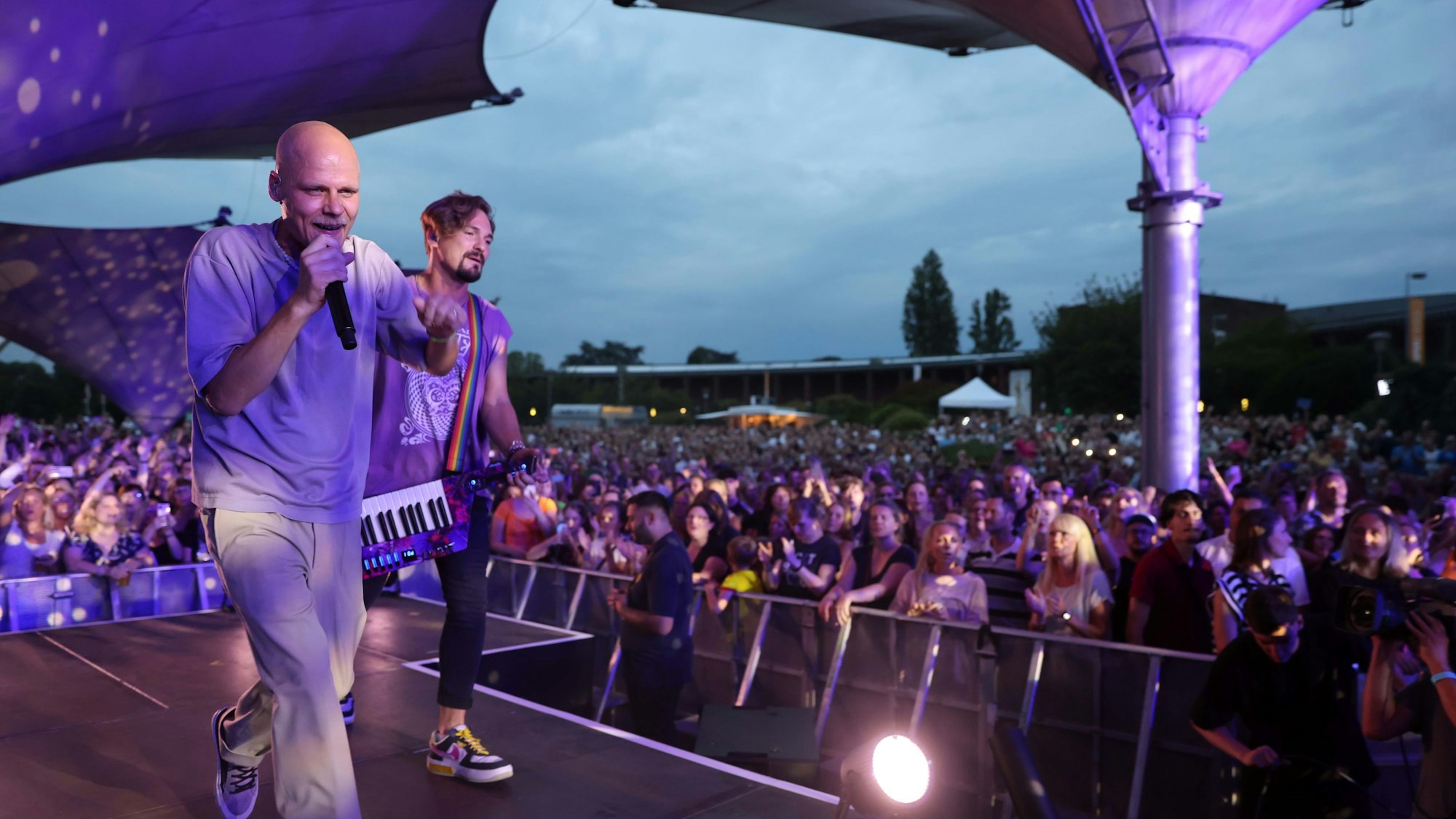Volles Haus: Im Tanzbrunnen feierten 10.000 Fans die Lieder der fünf Musiker von Cat Ballou um Sänger Oliver Niesen.