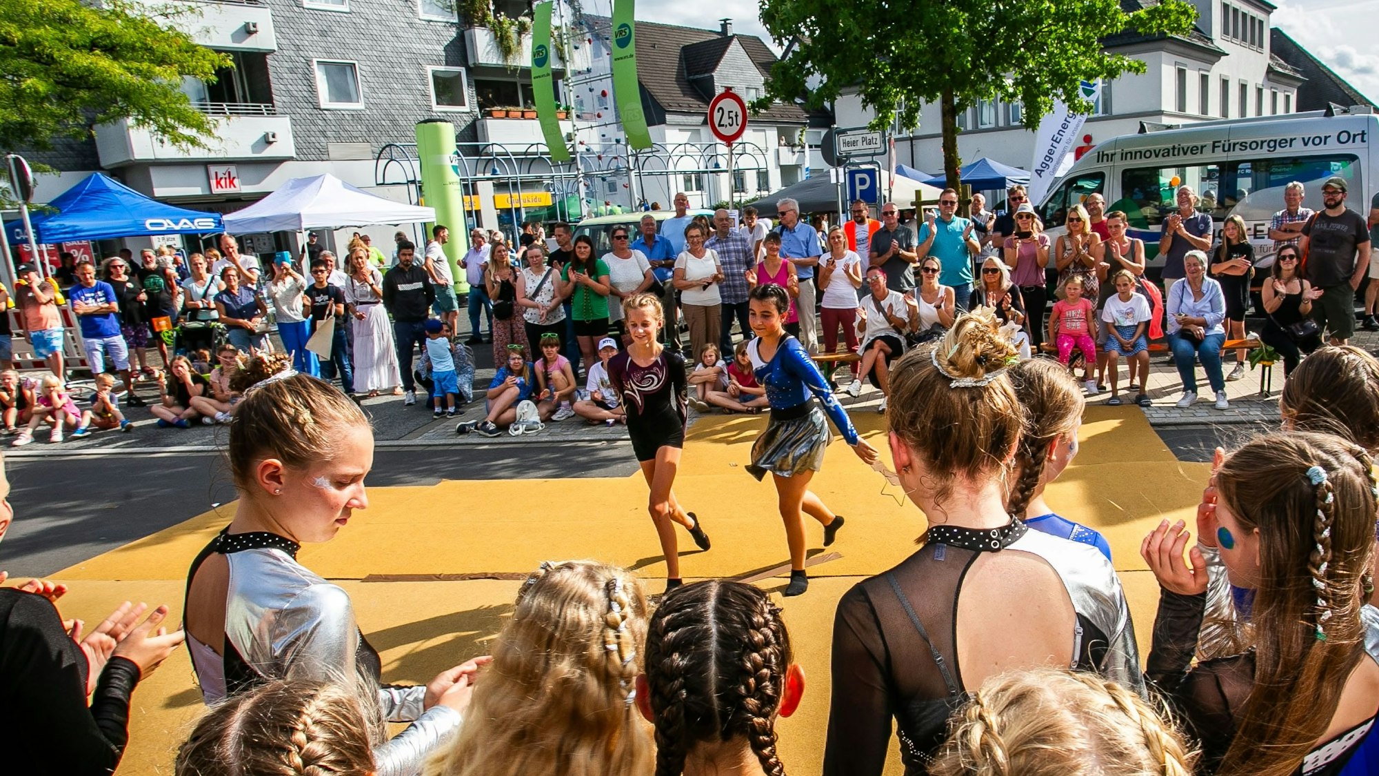 Zahlreiche Menschen schauen in Marienheide Kindern beim Tanz zu.