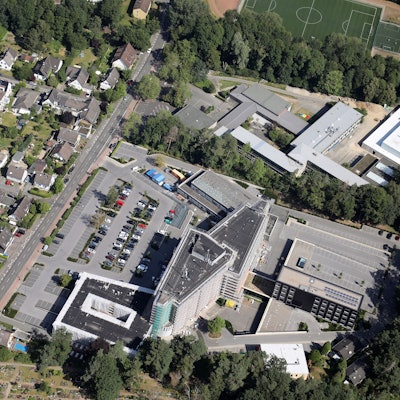 Luftbild vom Kreishaus und Dietrich-Bonhoeffer-Gymnasium Bergisch Gladbach.