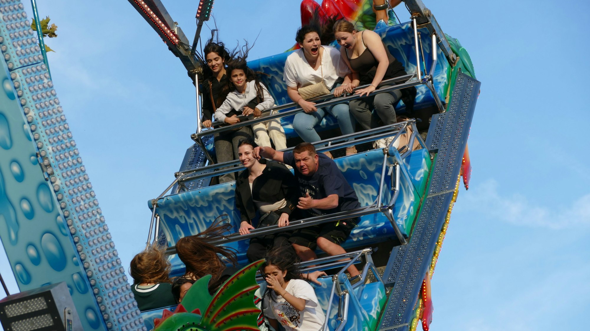 Begeisterte Stadtfestbesucher schwingen mit der Schiffsschaukel durch die Lüfte.