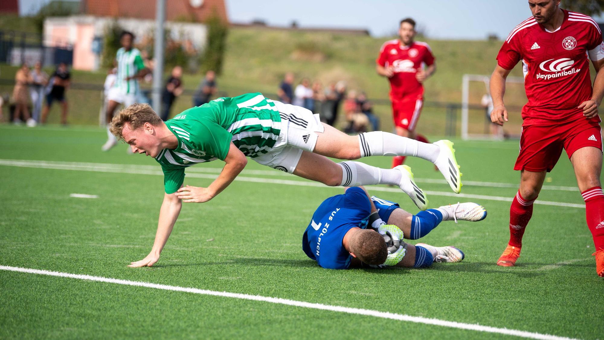 Das Bild zeigt Robin Metternich, wie er in höchster Not rettet.