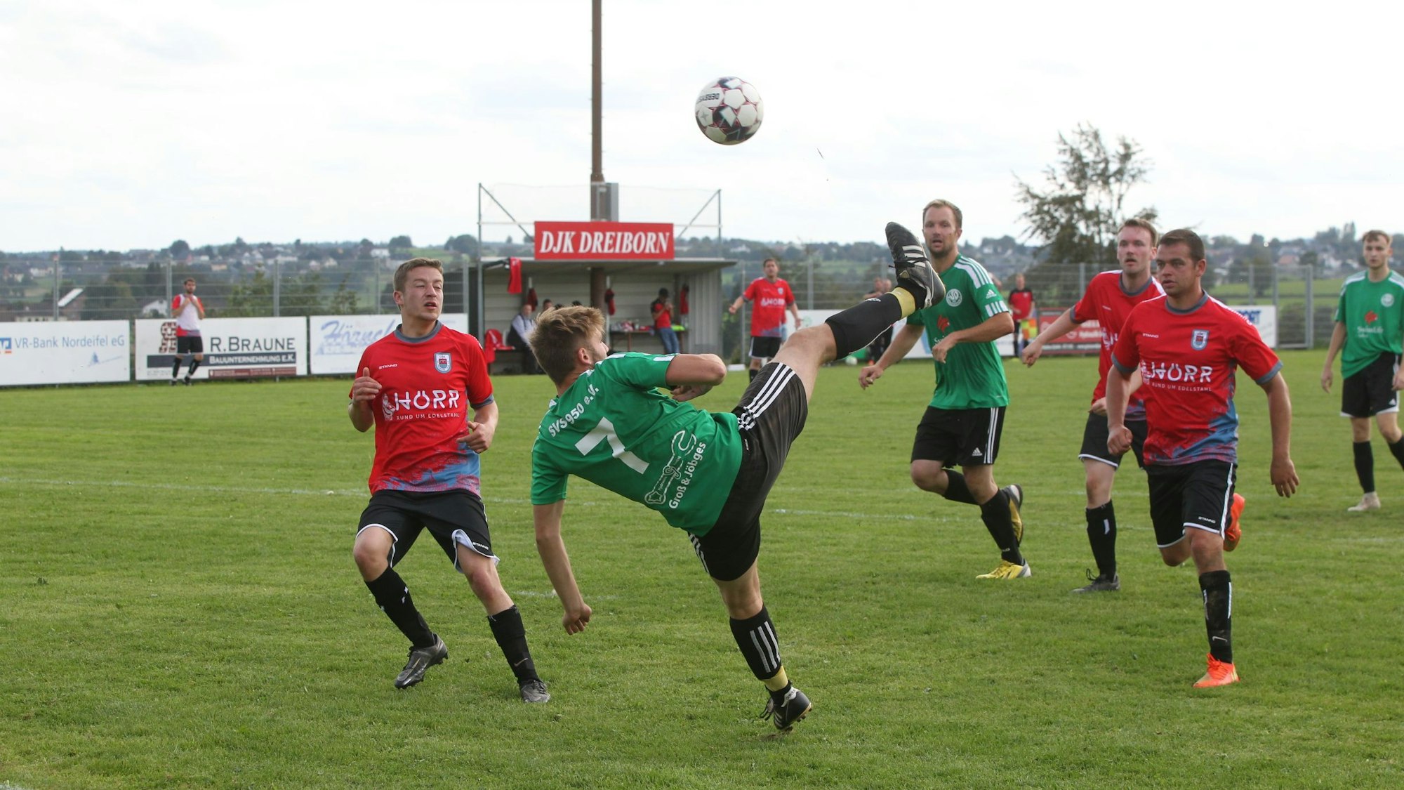 Schöneseiffens Martin Hupp mit einem Fallrückzieher gegen die DJK Dreiborn.