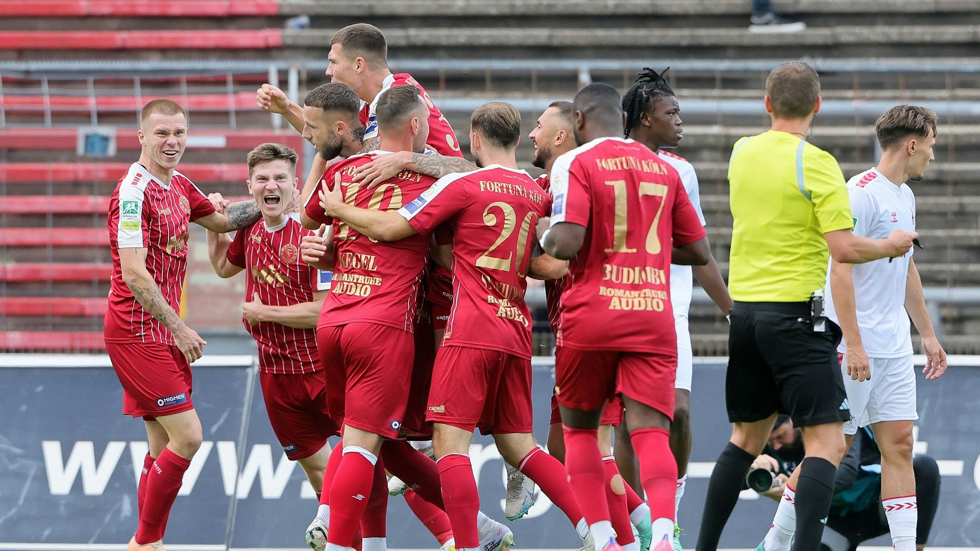 SC Fortuna Köln vs. 1. FC Köln U21, 4.Liga,
Jubel um den Torschützen Dominik Lanius (Fortuna) nach dem Tor zum 1:0, 01.08.2023, Bild: Herbert Bucco