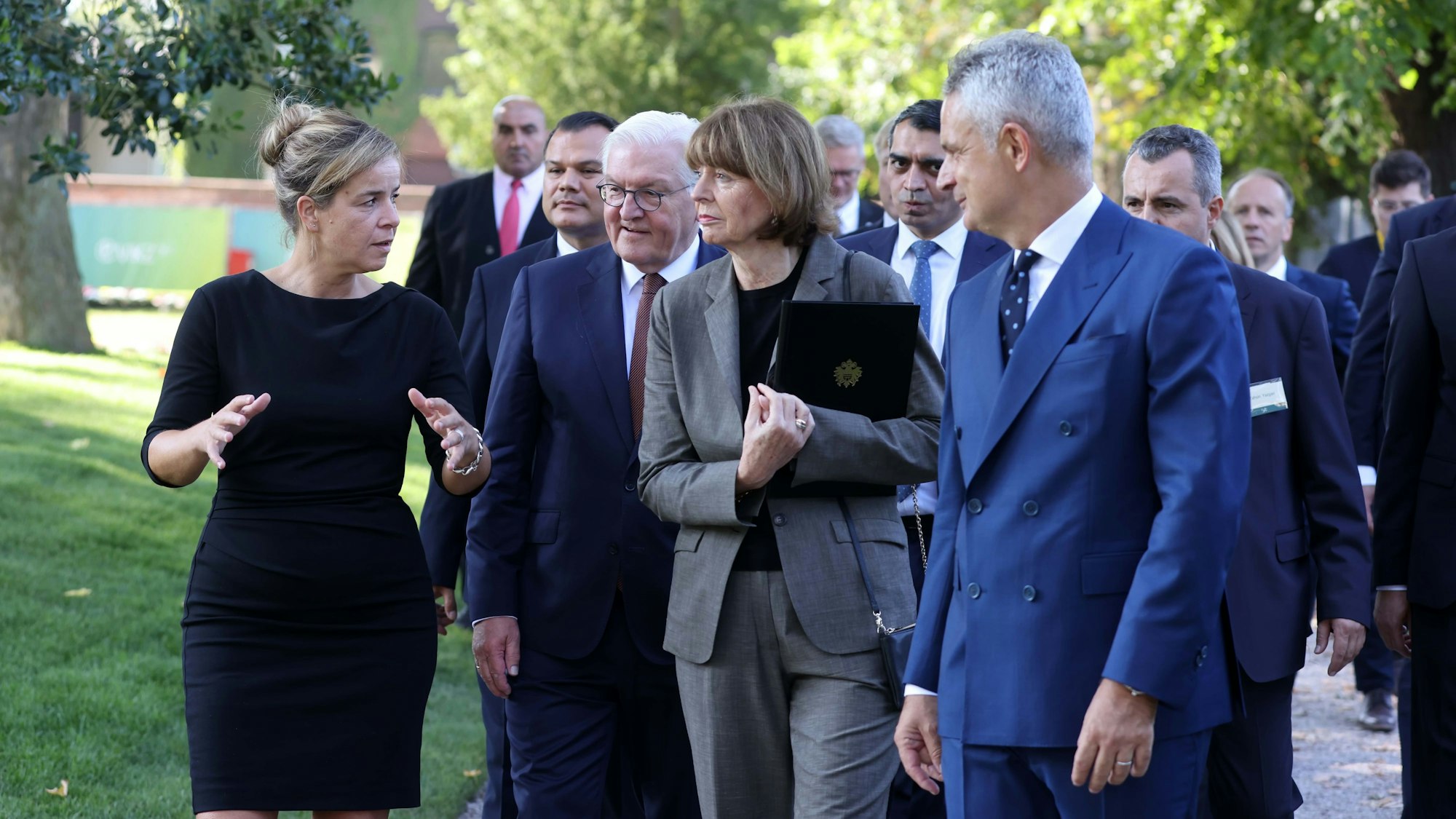 Zum Jubiläum der VIKZ freute sich Präsident Ali Yilmaz (r.) über den Besuch von Landtags-Vize Mona Neubaur (v.l.), Bundespräsident Frank-Walter Steinmeier und OB Henriette Reker.
