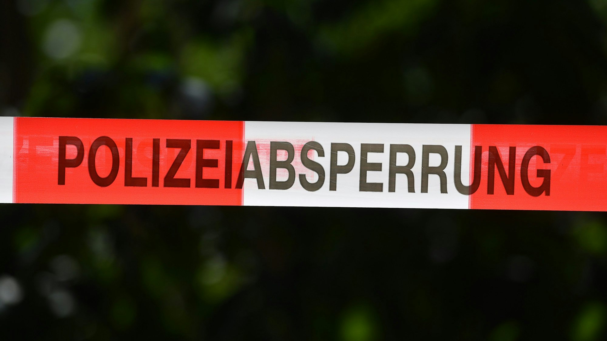 Ein Absperrband der Polizei sichert einen Tatort.