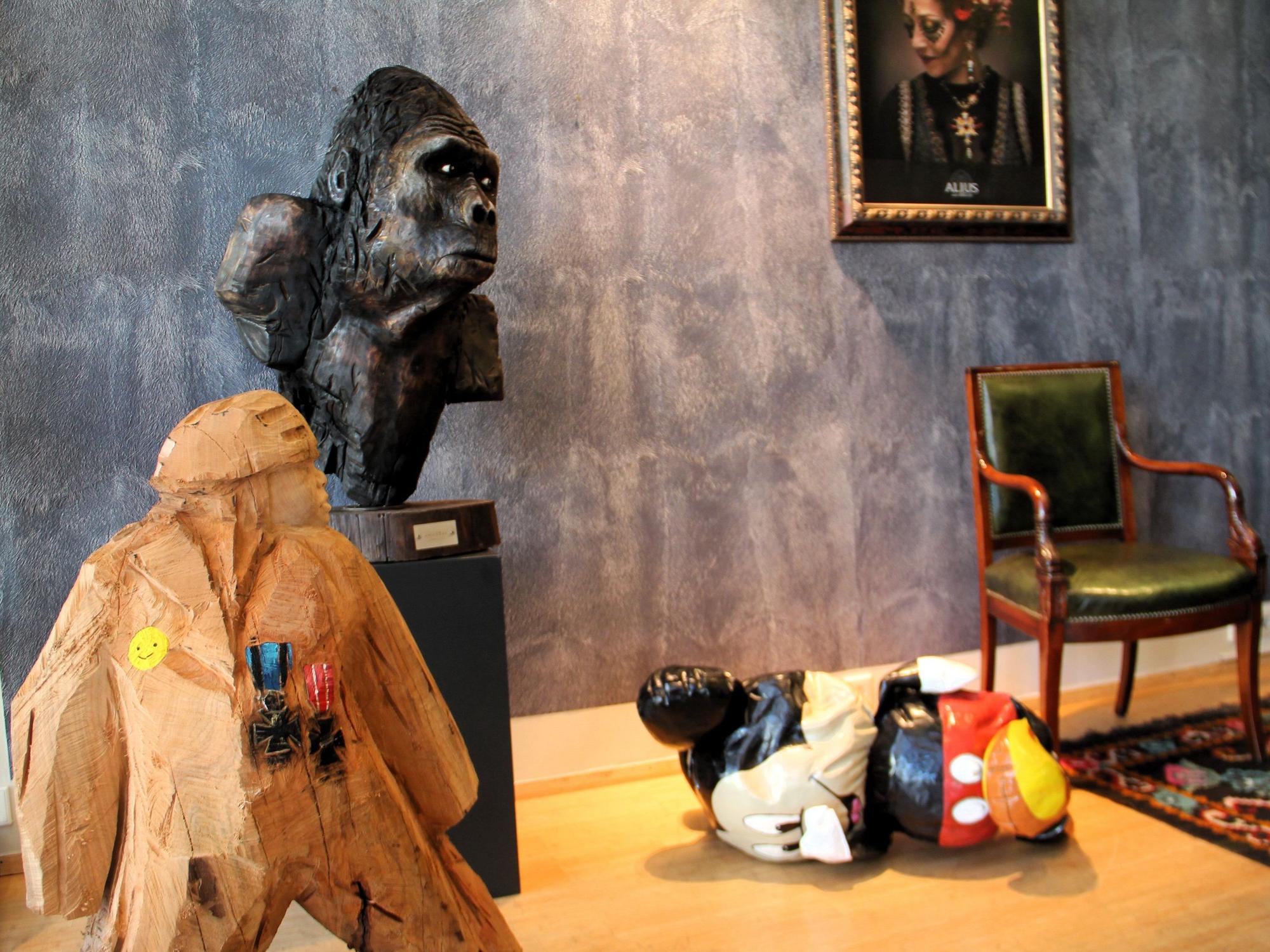 Skulpuren eines Kindes, eines Gorillas und Mickey Maus.