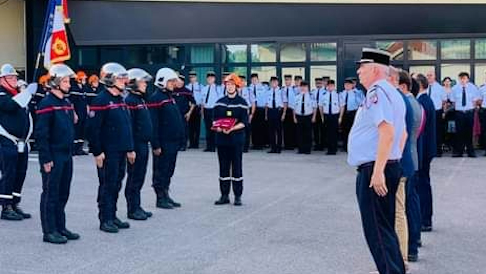 Französischen Feuerwehrleute sind zu einem Appell angetreten anlässlich einer Amtsübergabe.