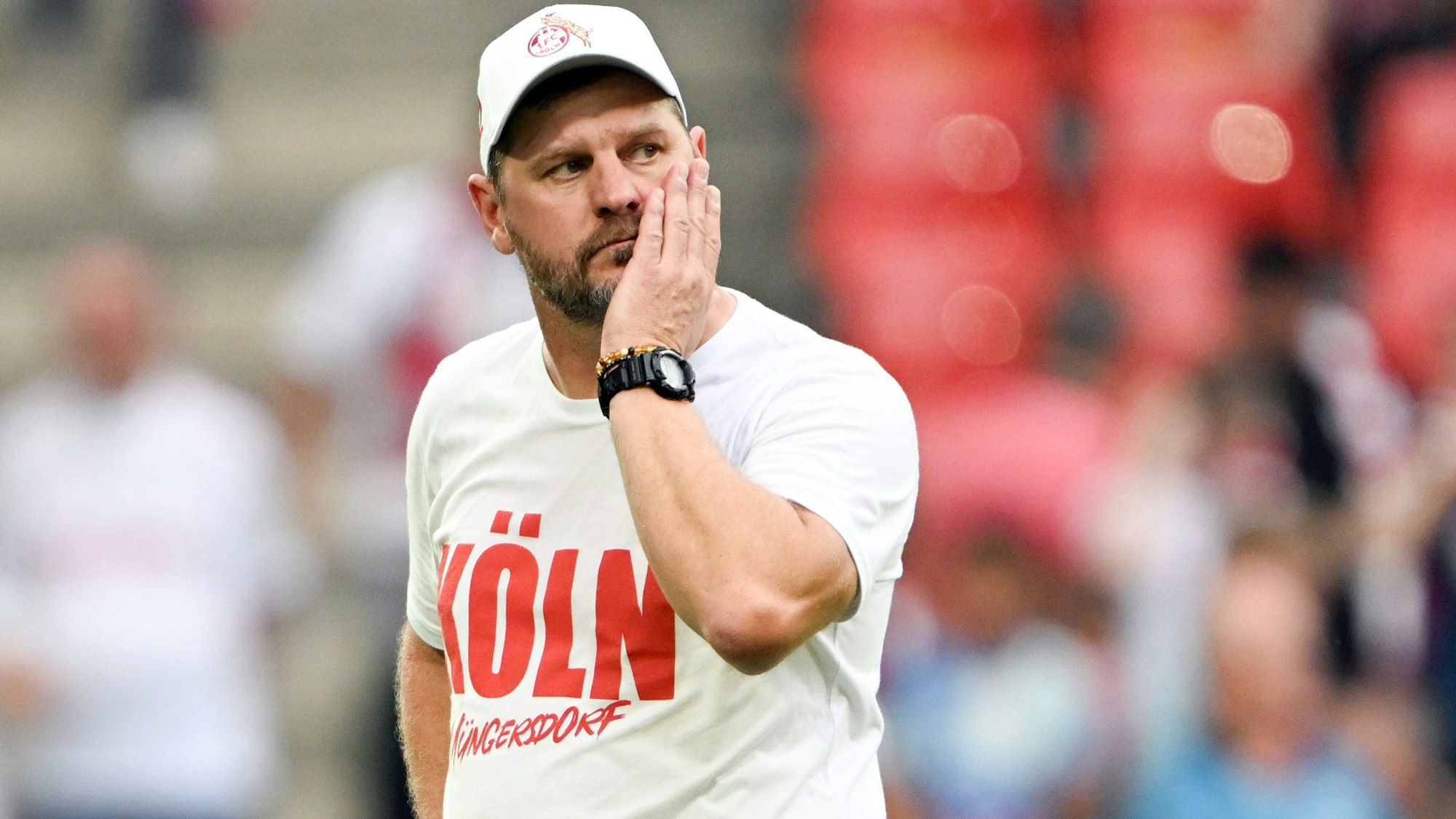 Kölns Trainer Steffen Baumgart nach dem Spiel auf dem Platz.