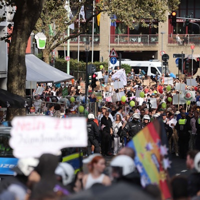 Demo-Teilnehmer und Gegendemonstranten beim „Marsch für das Leben“ in Köln.