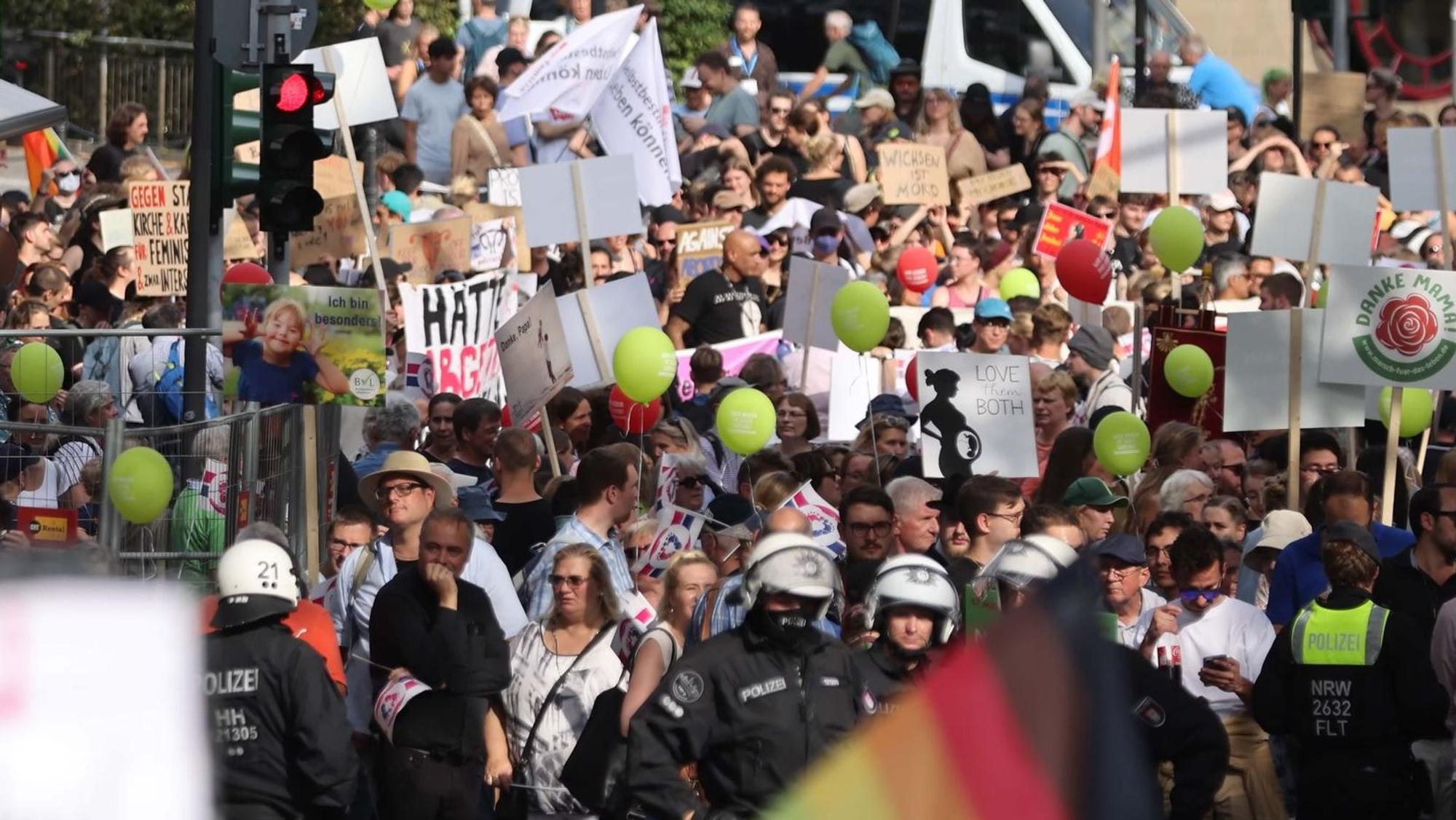 Demo-Teilnehmer und Gegendemonstranten beim „Marsch für das Leben“ in Köln.
