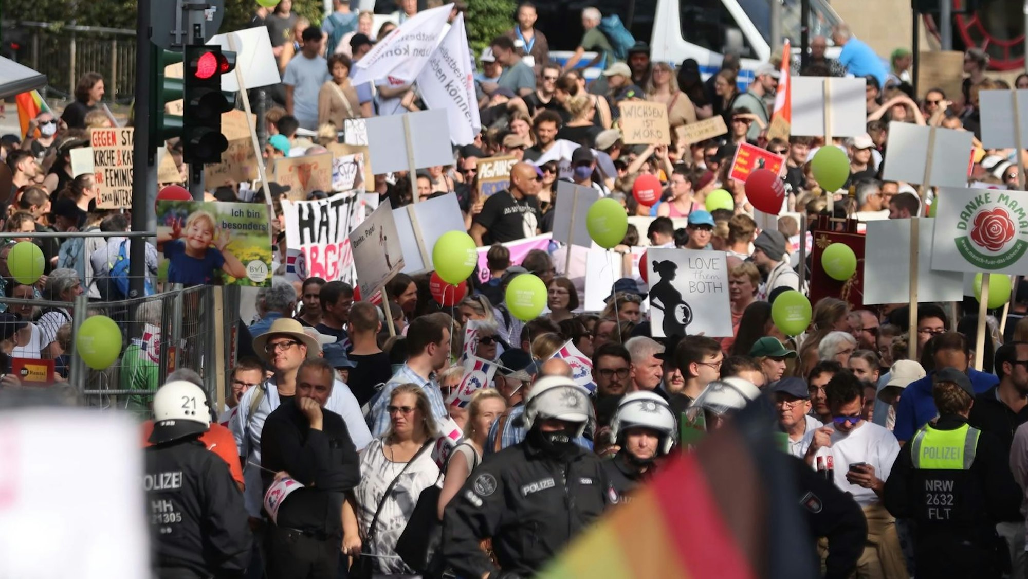 Demo-Teilnehmer und Gegendemonstranten beim „Marsch für das Leben“ in Köln.
