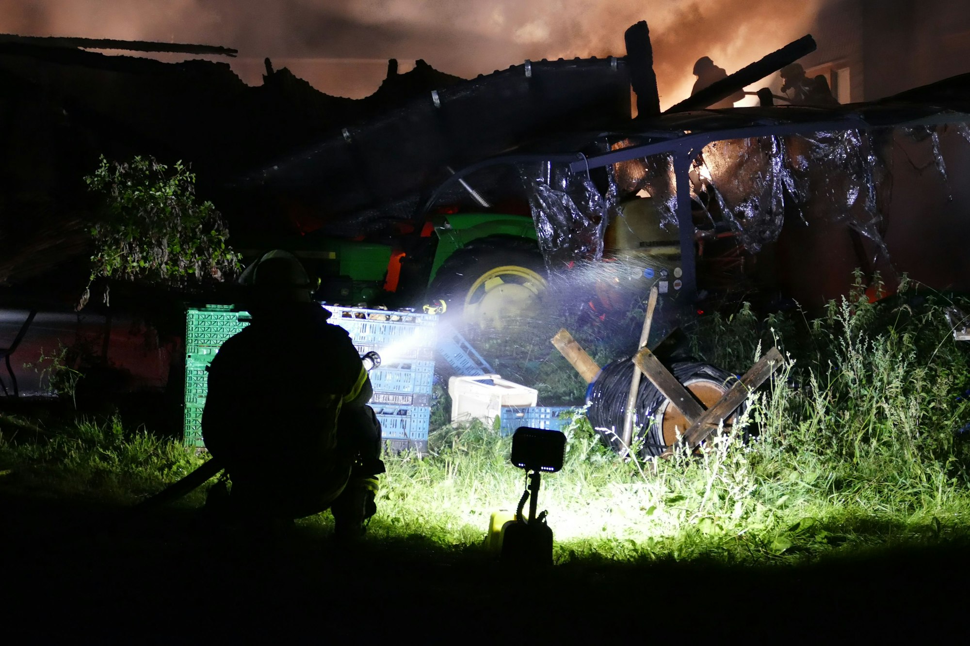 Die Brandstelle, nachdem das Dach der Scheune eingestürzt ist.