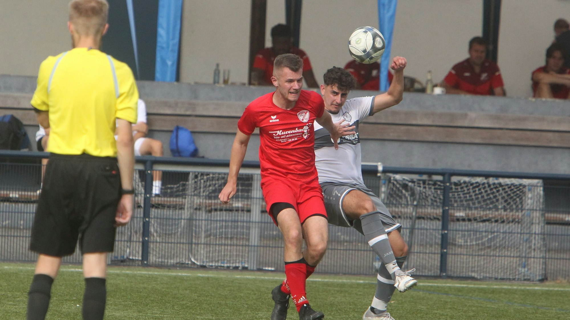 Der Wolsdorfer Ben Bohnau (links) im Duell mit Amin El Kholy vom SV Menden.