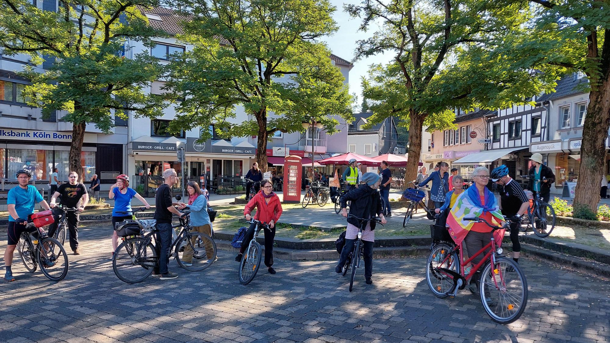 Radfahrer formieren sich auf dem Eitorfer Marktplatz zur Demo-Tour.